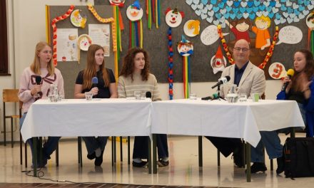 Z okrogle mize “Umetna intelegenca v šoli – pomoč ali tiha grožnja”