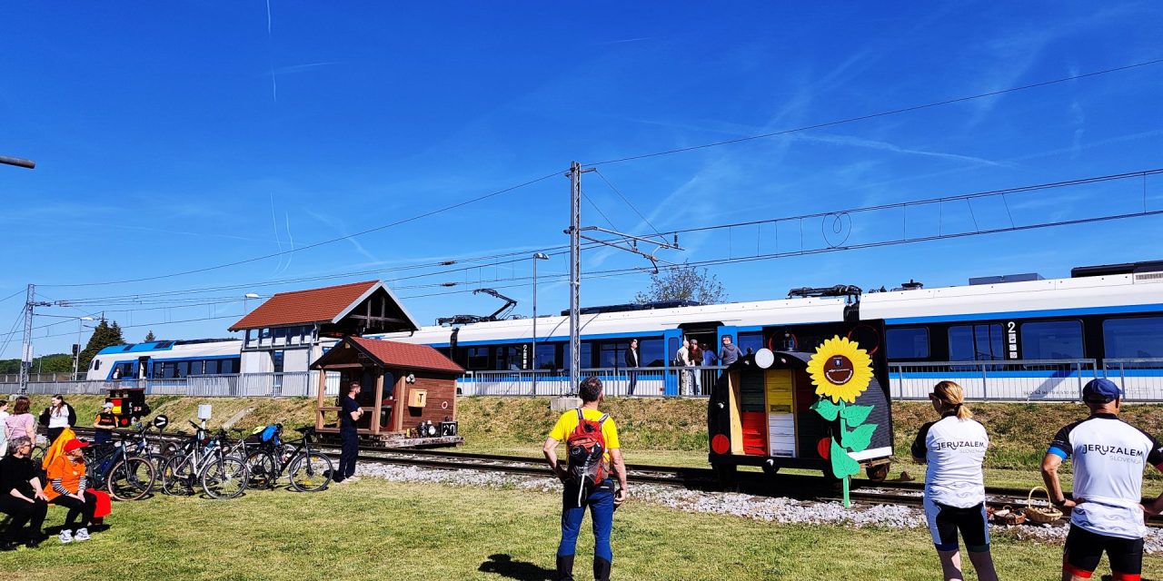 Prvi turistični vlak iz Ljubljane v Ormož se je ustavil v Osluševcih na Stanici, potniki pa zasejali sončnice za »sončno prihodnost«