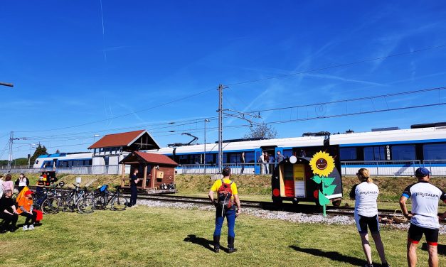 Prvi turistični vlak iz Ljubljane v Ormož se je ustavil v Osluševcih na Stanici, potniki pa zasejali sončnice za »sončno prihodnost«